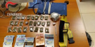 Spaccio di droga sulla Rotonda di San Nicola la Strada: arrestati due uomoni e una donna con 30 dosi di marijuana