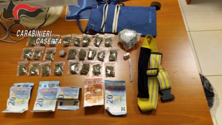 Spaccio di droga sulla Rotonda di San Nicola la Strada: arrestati due uomoni e una donna con 30 dosi di marijuana