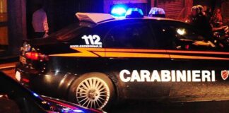 Avellino, bloccato in auto dalla folla della movida: investe due giovani e viene picchiato