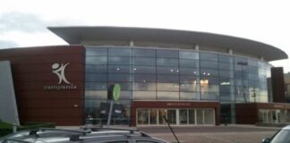 Paura nel centro commerciale Campania, crolla una parte del controsoffitto