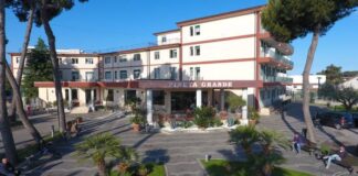 Scopre di essere incinta e di avere un tumore alle ovaie, operata alla clinica Pineta Grande di Castel Volturno: l’équipe medica salva donna e bambino