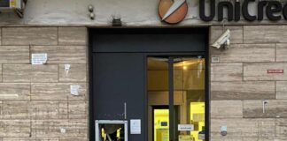 Colpo in banca mancato nel Salernitano, fanno esplodere il bancomat ma l’allarme fa giungere carabinieri e vigilanza: ladri in fuga a mani vuote