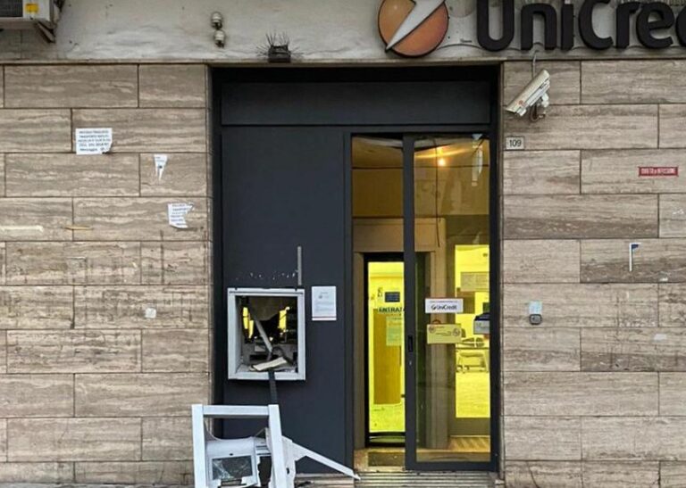 Colpo in banca mancato nel Salernitano, fanno esplodere il bancomat ma l’allarme fa giungere carabinieri e vigilanza: ladri in fuga a mani vuote