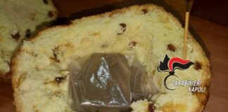 Dolci con ‘sorpresa’ nel Napoletano, 90 grammi di hashish nascosti nel panettone: arrestati un 34enne e un 19enne
