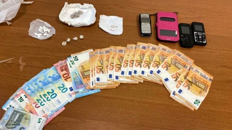 Castel Volturno, scava una buca nel terreno per nascondere la droga: 50enne arrestato per spaccio di stupefacenti