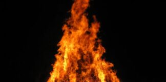 Falò di Sant’Antonio alimentato con i rifiuti a Bacoli: denunciato un uomo del posto