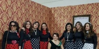 FOTO Incredibile a Orta di Atella, la dirigente De Marco compie 60 anni e si ‘appropria’ della scuola: festa privata in barba a qualsiasi regola