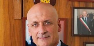 Strscione della Puteolana incita alla violenza nella partita contro l’Afragolese, il sindaco di Pozzuoli Figliolia: “Personaggi indegni”