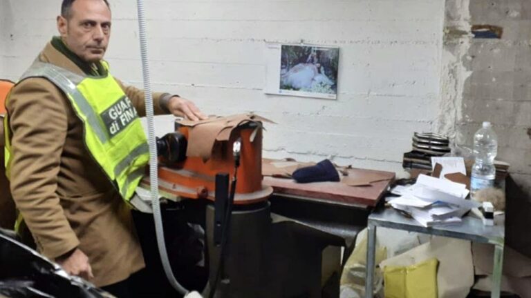 Smaltimento illecito di rifiuti, sequestrato calzaturificio abusivo a Lusciano: denunciato il titolare 28enne