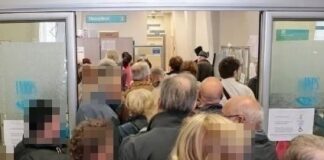 Si fa pagare per distribuire i numeri degli sportelli Inps, cittadini infuriati a Napoli: interviene la polizia