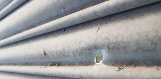 Napoli, colpi di pistola contro la saracinesca di un centro scommesse: indaga la polizia