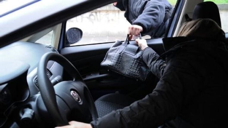 Ruba la borsa dall’auto a una donna mentra parcheggia: inseguito e arrestato ladro 33enne del Casertano