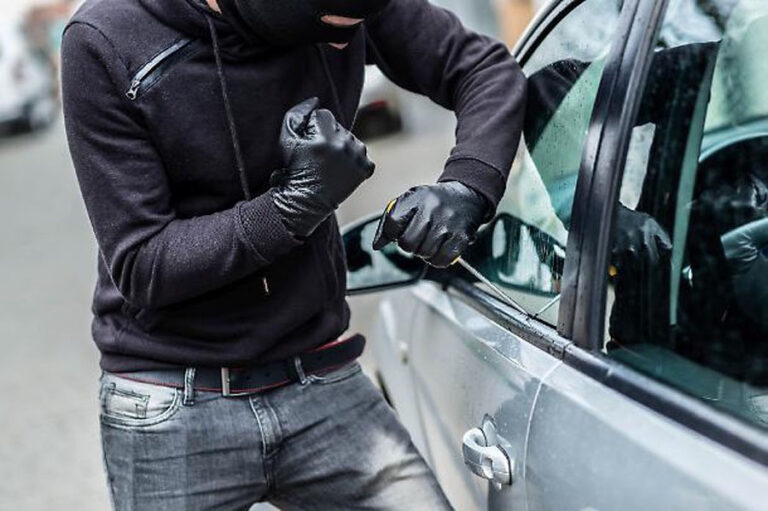 Si accorge che gli stanno rubando l’auto a Orta di Atella e lancia l’allarme, i ladri cercano di investirlo: indagano i carabinieri