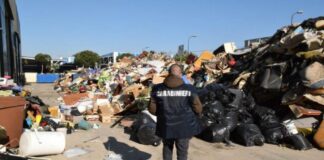 Giugliano in Campania, rifiuti stoccati oltre il limite massimo del sito: azienda sequestrata e due persone denunciate