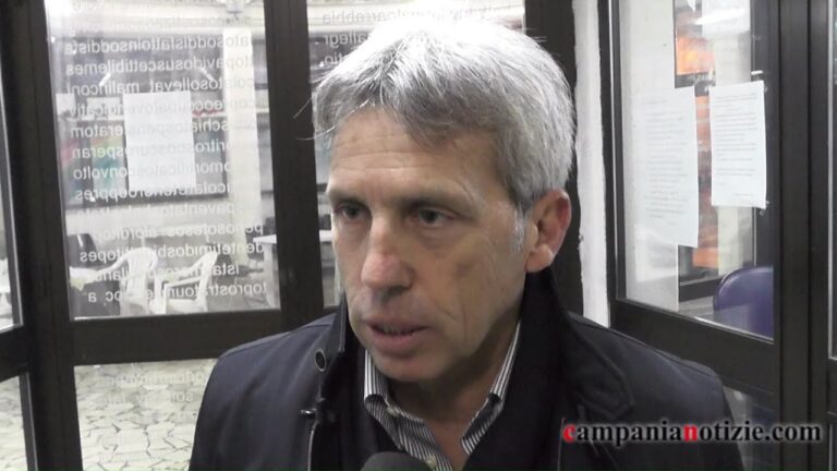 LE FOTO DELLO SCEMPIO Parete, ancora lezioni nel caos alla scuola dell’Infanzia. D’Alterio (Pd): “Il sindaco Pellegrino aveva promesso di usare il suo stipendio per le emergenze, invece se lo mette tutto in tasca”