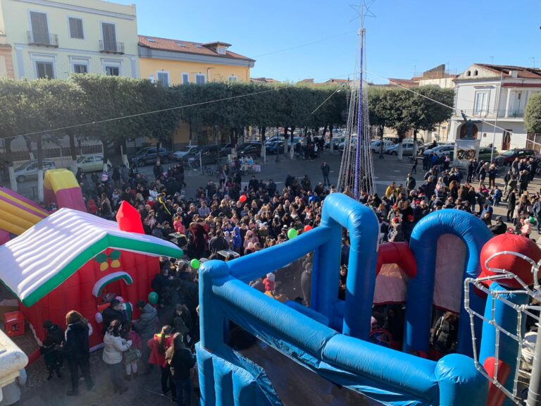 FOTOGALLERY Gricignano, strepitoso successo per la Festa della Befana: calze per centinaia di bambini e animazione in piazza