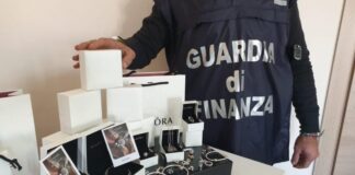 Ricettazione e contraffazione a Marcianise, falsi ‘Pandora’ venduti nel centro orafo: 50enne denunciato e gioielli sequestrati