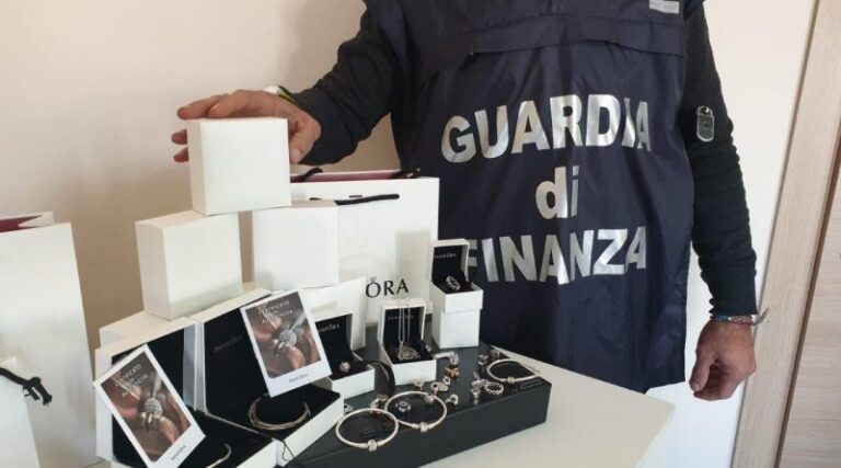 Ricettazione e contraffazione a Marcianise, falsi ‘Pandora’ venduti nel centro orafo: 50enne denunciato e gioielli sequestrati