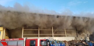 Incendio nella zona Asi Aversa nord, a fuoco sito di trattamento rifiuti: intervengono i vigili del fuoco