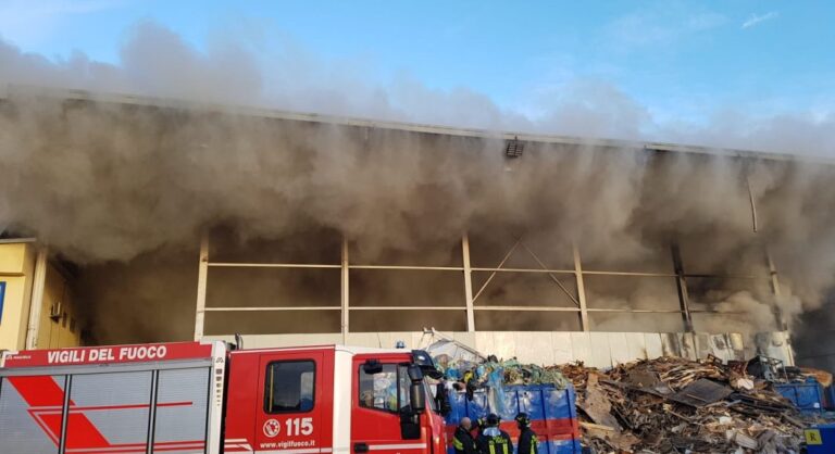 Incendio nella zona Asi Aversa nord, a fuoco sito di trattamento rifiuti: intervengono i vigili del fuoco
