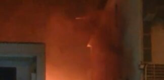 Inferno di fuoco a Villa di Briano, deposito di materiale elettrico avvolto dalle fiamme: paura e case evacuate. Un vigile del fuoco soccorso dal 118