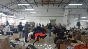 Contrasto al lavoro nero, maxi blitz dei carabinieri nella provincia di Napoli: raffica di denunce e sanzioni. Ad Arzano minorenne in una fabbrica tessile