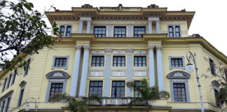 Salerno, raid vandalico al liceo Tasso: divelta una porta d’ingresso e danneggiata una finestra