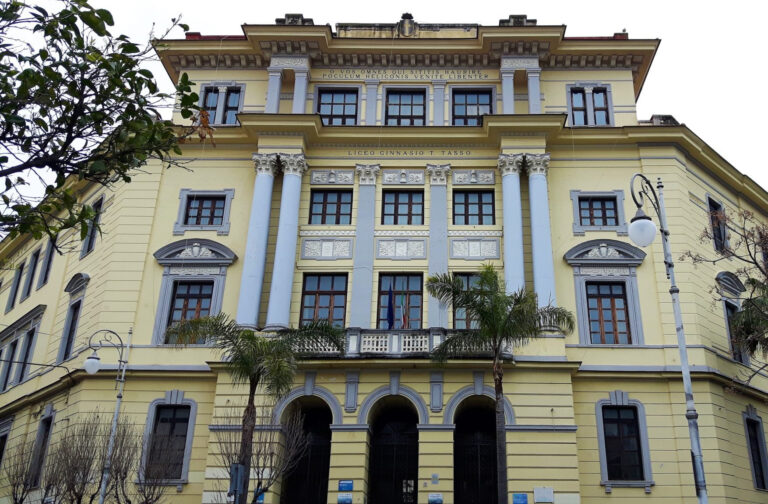 Salerno, raid vandalico al liceo Tasso: divelta una porta d’ingresso e danneggiata una finestra