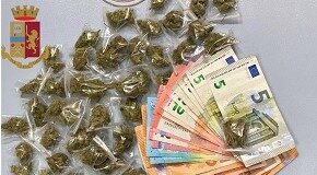 Oltre 500 euro in contanti e 73 dosi di marijuana nascoste in un anfratto: arrestato pusher 19enne nel Napoletano