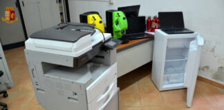 Furto alla scuola Lorenzini di Caserta, il materiale rubato ritrovato in un’abitazione privata: denunciati due coniugi