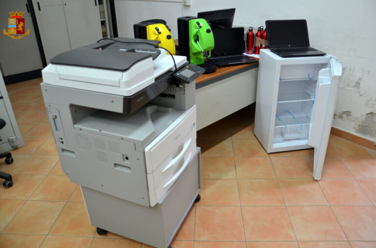 Furto alla scuola Lorenzini di Caserta, il materiale rubato ritrovato in un’abitazione privata: denunciati due coniugi