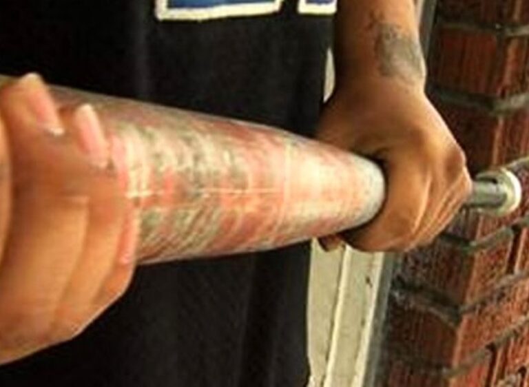 Portici, litiga con un commerciante e lo aggredisce con mazza da baseball: arrestato