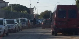 FOTO Orta di Atella, mercatino dell’usato in zona Laghetto: auto parcheggiate pure sui guardrail. Per i residenti impossibile attraversare la strada, impennata di furti. Struttura sorta sui terreni del gruppo Aprovitola, area nota all’ex sindaco Ziello
