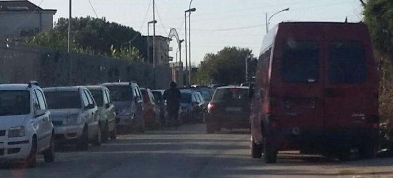 FOTO Orta di Atella, mercatino dell’usato in zona Laghetto: auto parcheggiate pure sui guardrail. Per i residenti impossibile attraversare la strada, impennata di furti. Struttura sorta sui terreni del gruppo Aprovitola, area nota all’ex sindaco Ziello