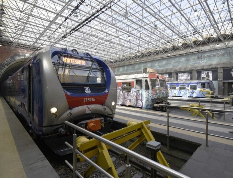 Napoli, passeggero infortunato alla stazione di Montesanto: ritardi e treni sospesi per un’ora alla Linea 2 della Metro