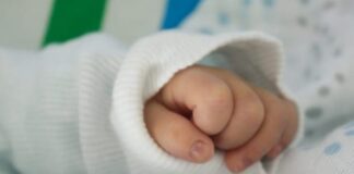 Tragedia sfiorata nel Salernitano, neonato rischia di morire a causa di uno shock settico: salvato dai medici dell’ospedale di Polla