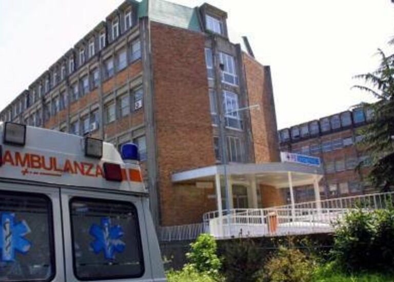 Covid al Cotugno di Napoli: “Boom di ricoveri nei reparti d’urgenza. Molti No vax, ma anche vaccinati con 2 dosi”