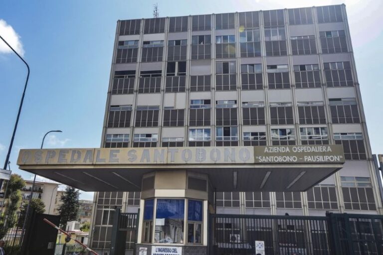 Sfiorata la tragedia a Napoli, bambino di 10 anni precipita dal balcone di casa: ricoverato in ospedale con prognosi riservata