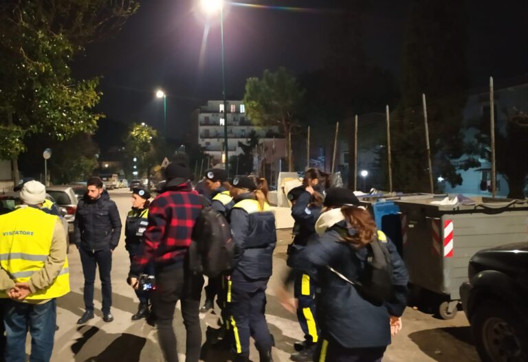 Dramma sociale nel Napoletano, 2 donne da mesi vivono in auto. L’appello delle associazioni: “Istituzioni si attivino per restituire dignità a queste persone”