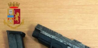 Ignora l’alt della polizia e fugge con lo scooter per le strade di Napoli: 16enne con addosso una pistola arrestato dopo inseguimento