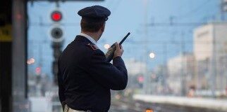 Sangue sui binari nel Salernitano, un uomo è stato ucciso da un treno in corsa: traffico ferroviario bloccato sulla linea Battipaglia-Sapri