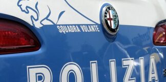 Sprovvisti di mascherine e senza osservare il distanziamento sociale a Ischia, uno di loro reagisce con calci e pugni al richiamo dei poliziotti: 23enne arrestato e sanzionato
