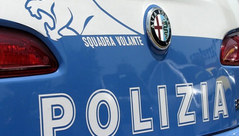 Sprovvisti di mascherine e senza osservare il distanziamento sociale a Ischia, uno di loro reagisce con calci e pugni al richiamo dei poliziotti: 23enne arrestato e sanzionato