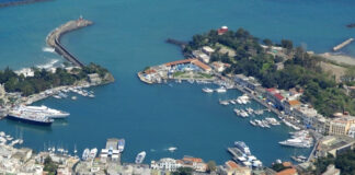 Chiuso il porto di Ischia: il forte vento stamattina ha costretto i traghetti al blocco delle partenze