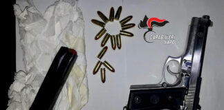 Bloccato a bordo dello scooter viene trovato in possesso di una pistola con matricola abrasa: in carcere 19enne del Napoletano