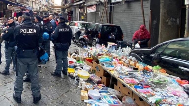 Napoli, controlli a tappeto nell’area mercatale del borgo di Sant’Antonio Abate: fioccano multe, denunce e sequestri