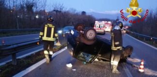 Paura sul raccordo autostradale Salerno-Avellino, perde il controllo dell’auto e si ribalta: 24enne in ospedale