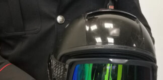 Napoli, minacciarono due ragazzi con un coltello e gli rubarono un casco da motociclista: 18enne ai domiciliari e 16enne in comunità