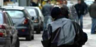 In scooter tentano di rapinare le persone nel traffico di Napoli, inseguiti dai carabinieri terminano la fuga contro un cassonetto di rifiuti