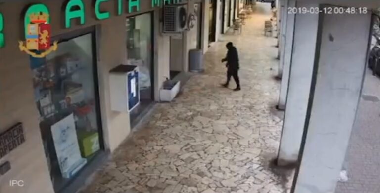 Napoli, due farmacie ripulite nel marzo dello scorso anno: in carcere rapinatore 36enne